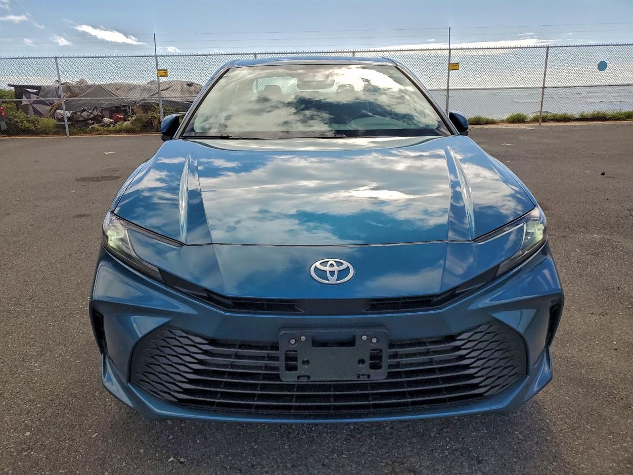 2025 Toyota Camry Le - zdjęcie 5