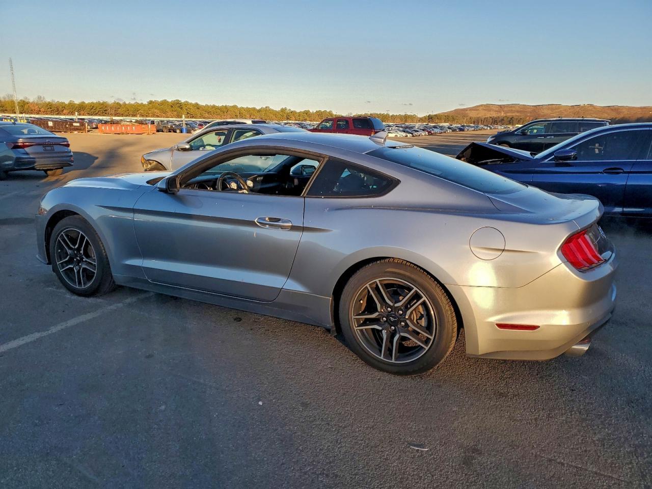 2021 Ford Mustang - zdjęcie 2