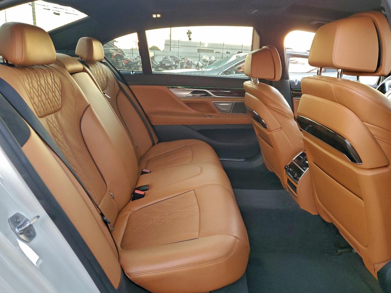 2016 BMW 740 I - zdjęcie 10