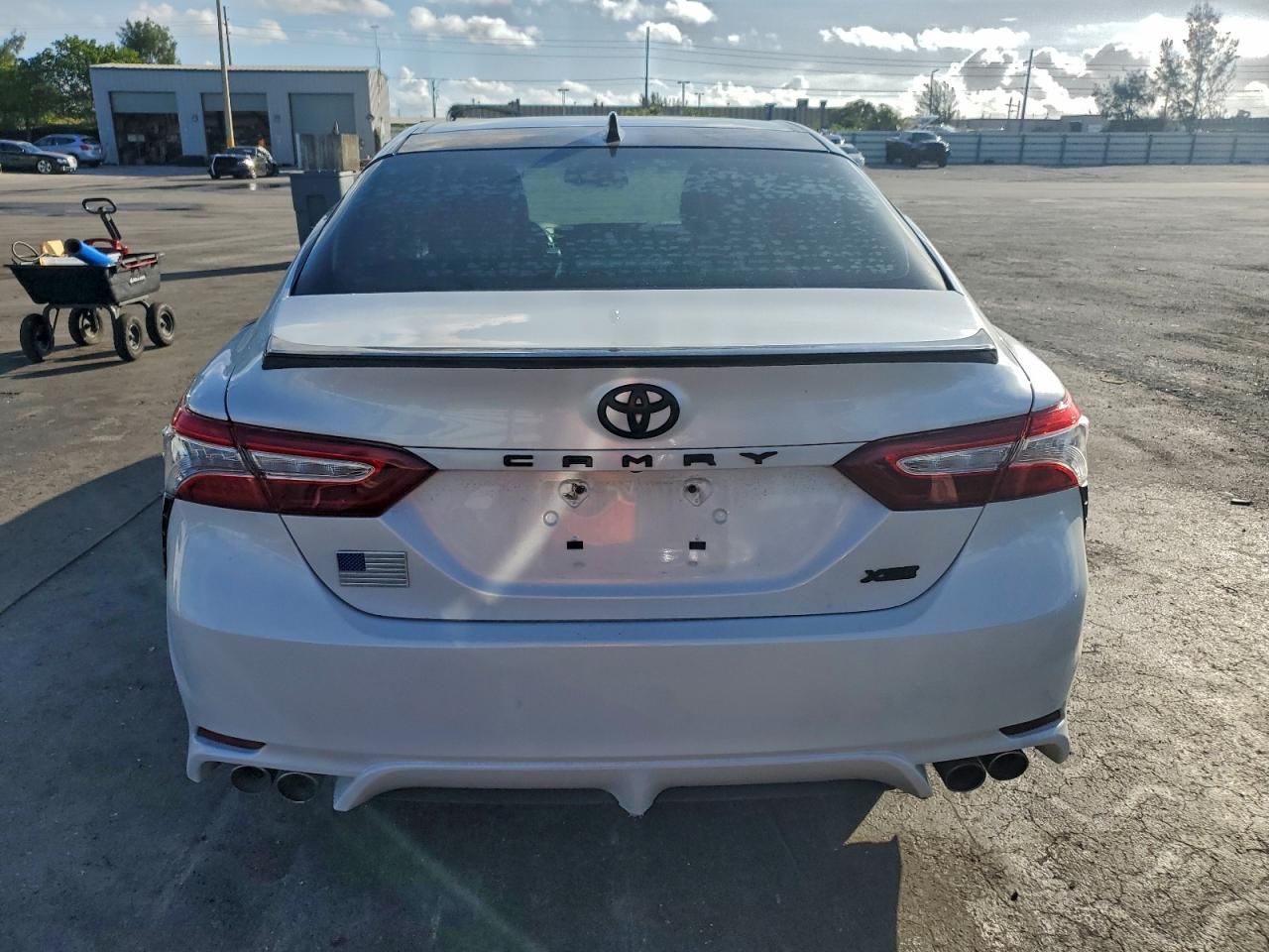 2020 Toyota Camry - zdjęcie 6