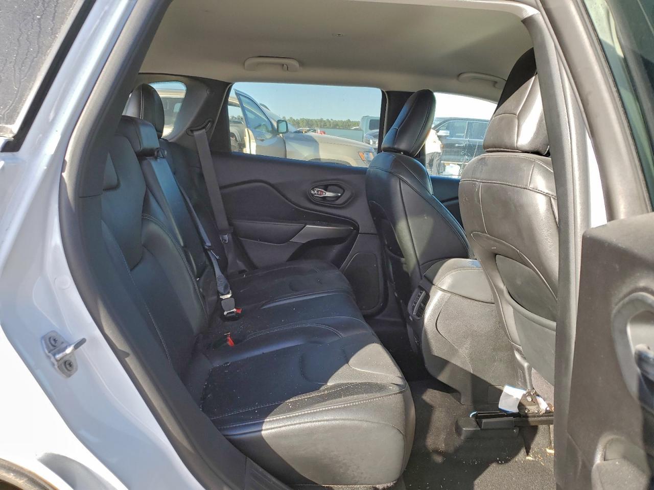 2021 Jeep Cherokee Latitude Lux - zdjęcie 11