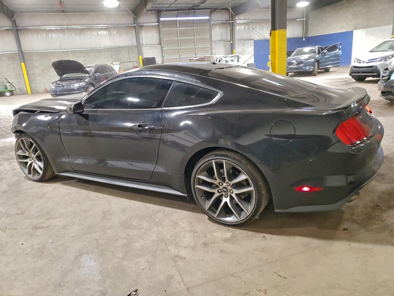 2015 Ford Mustang - zdjęcie 2