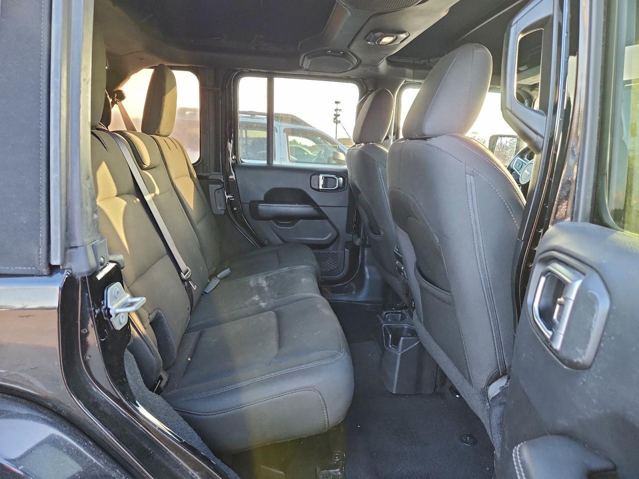 2018 Jeep Wrangler Unlimited Sahara - zdjęcie 10