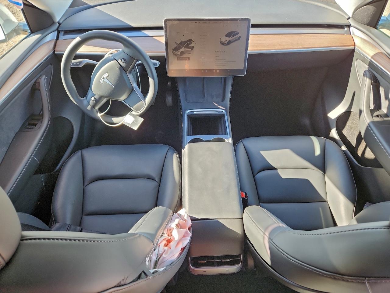 2025 Tesla Model Y - zdjęcie 8