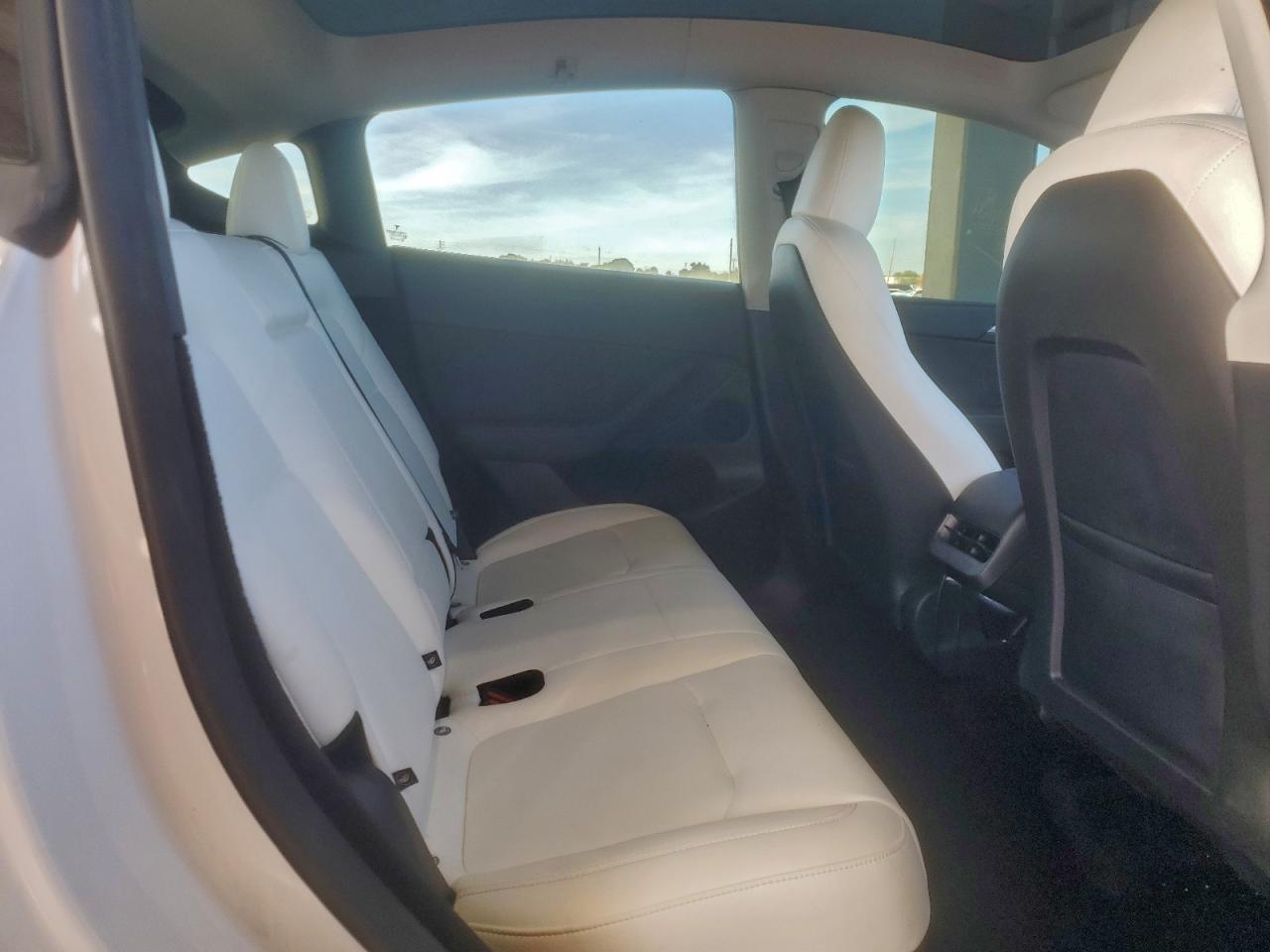 2025 Tesla Model Y - zdjęcie 10