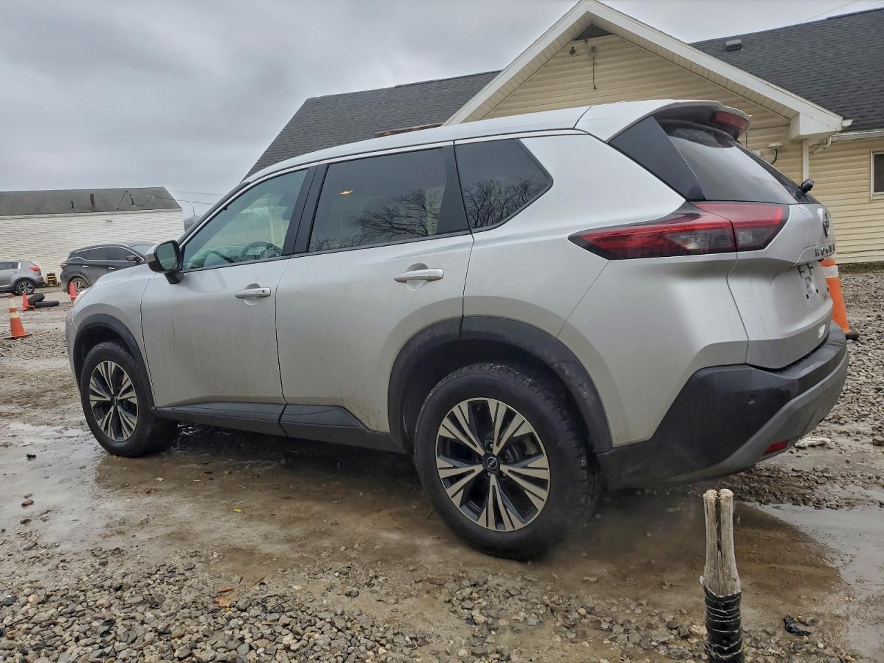 2023 Nissan Rogue Sv - zdjęcie 2