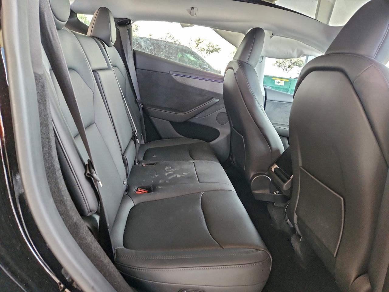 2026 Tesla Model Y - zdjęcie 11