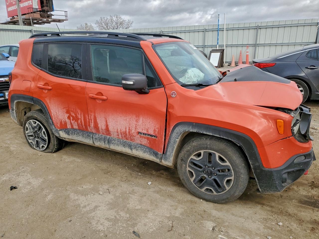 2016 Jeep Renegade Trailhawk - zdjęcie 4
