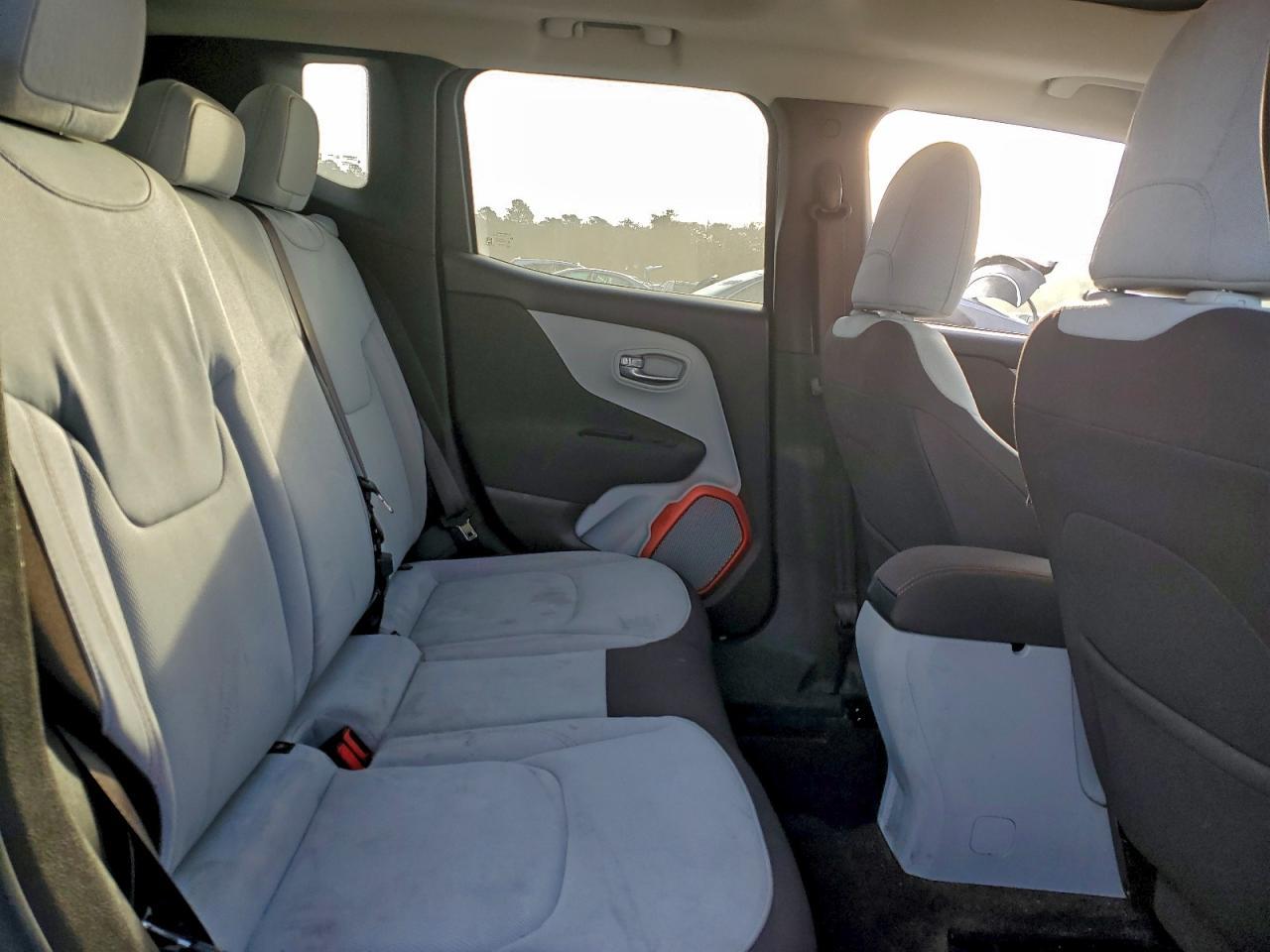 2016 Jeep Renegade Latitude - zdjęcie 11