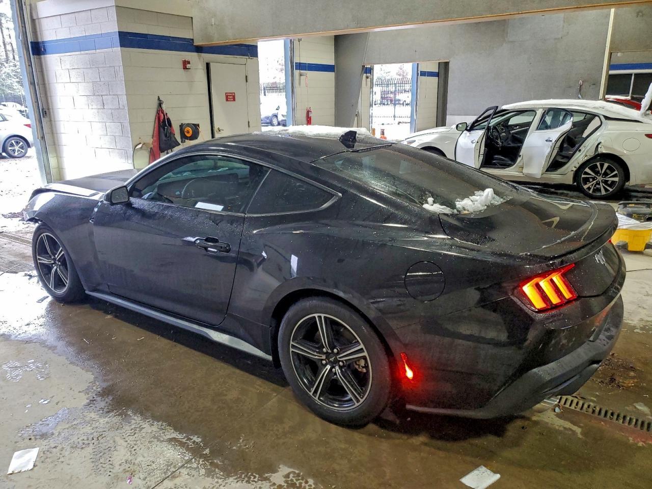 Ford Mustang - zdjęcie 2