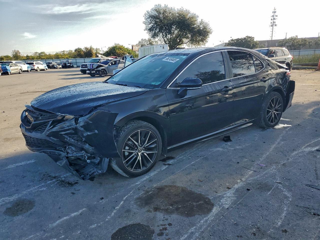 2022 Toyota Camry Se - zdjęcie główne