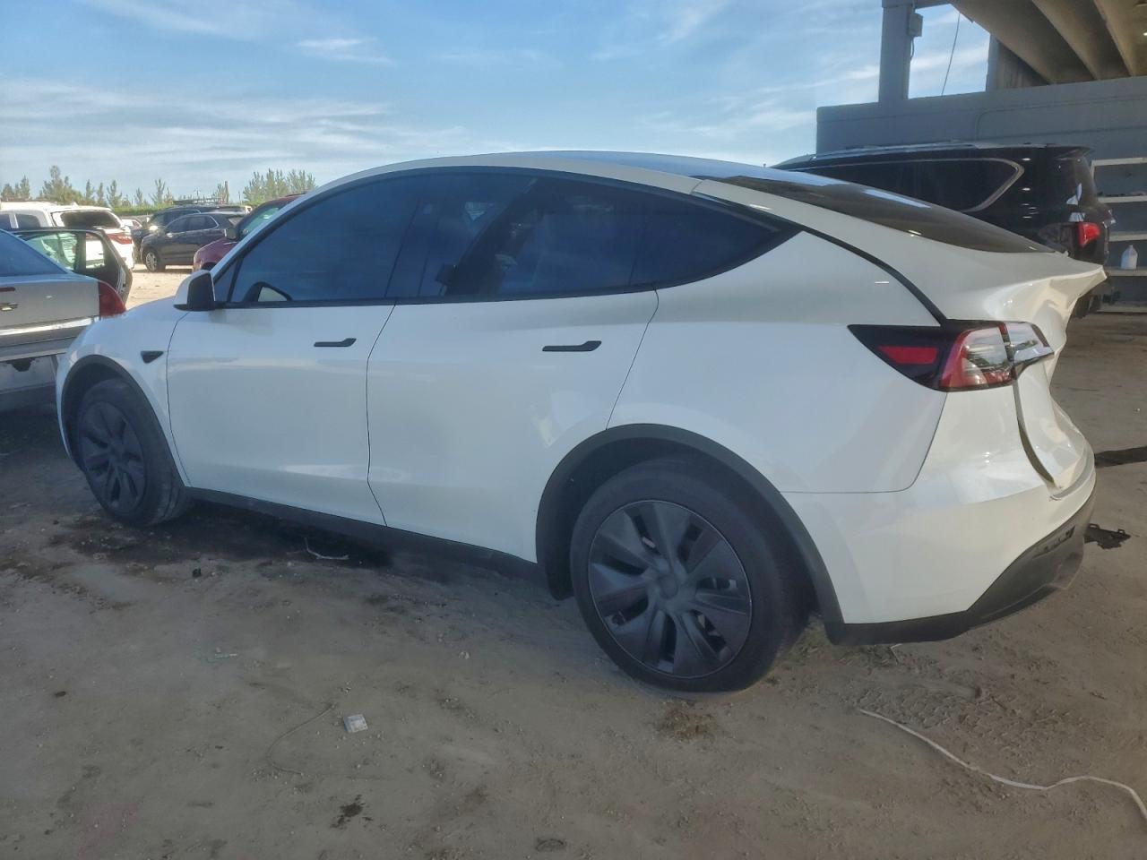 2025 Tesla Model Y - zdjęcie 2