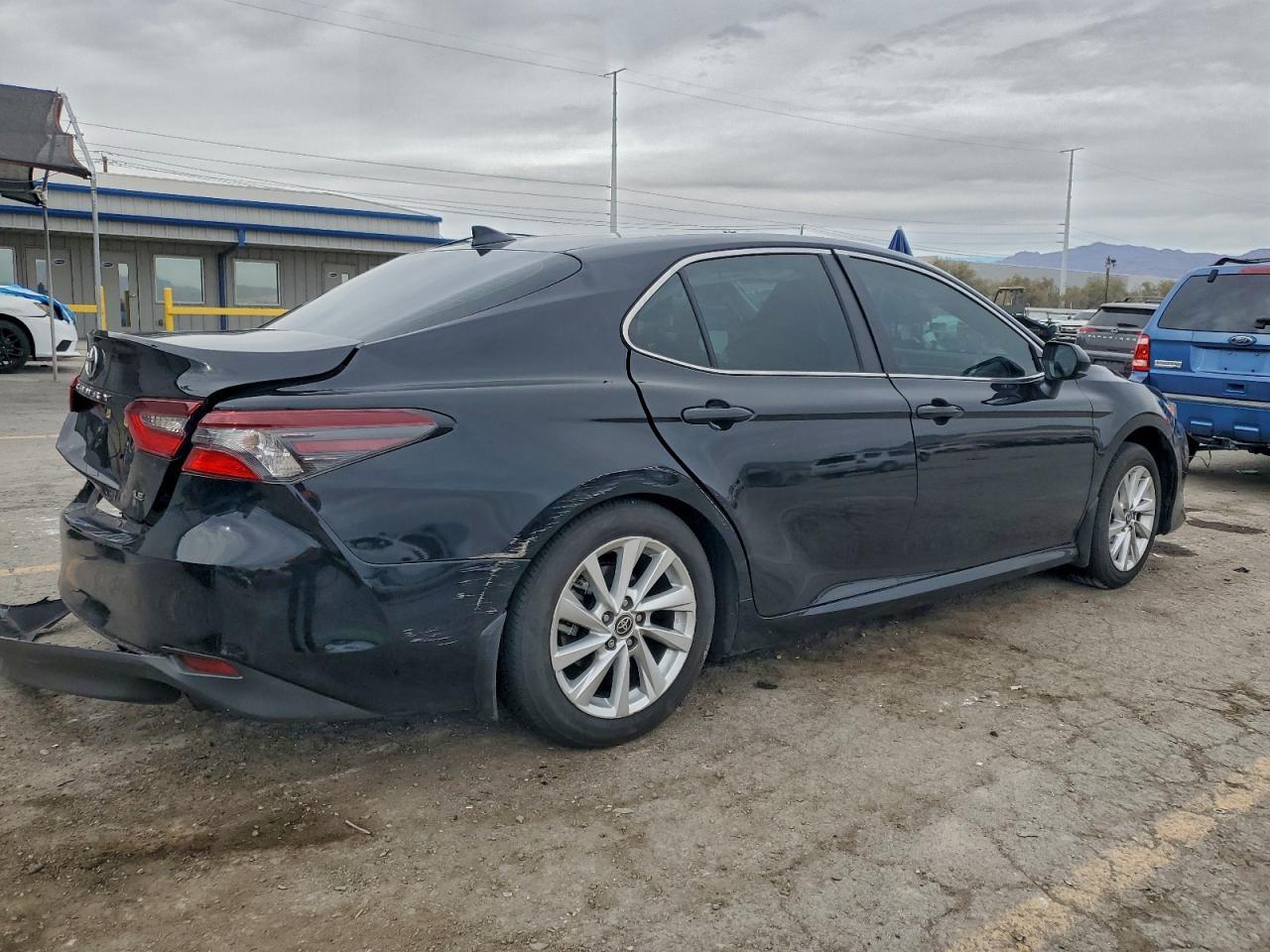 2023 Toyota Camry Le - zdjęcie 3