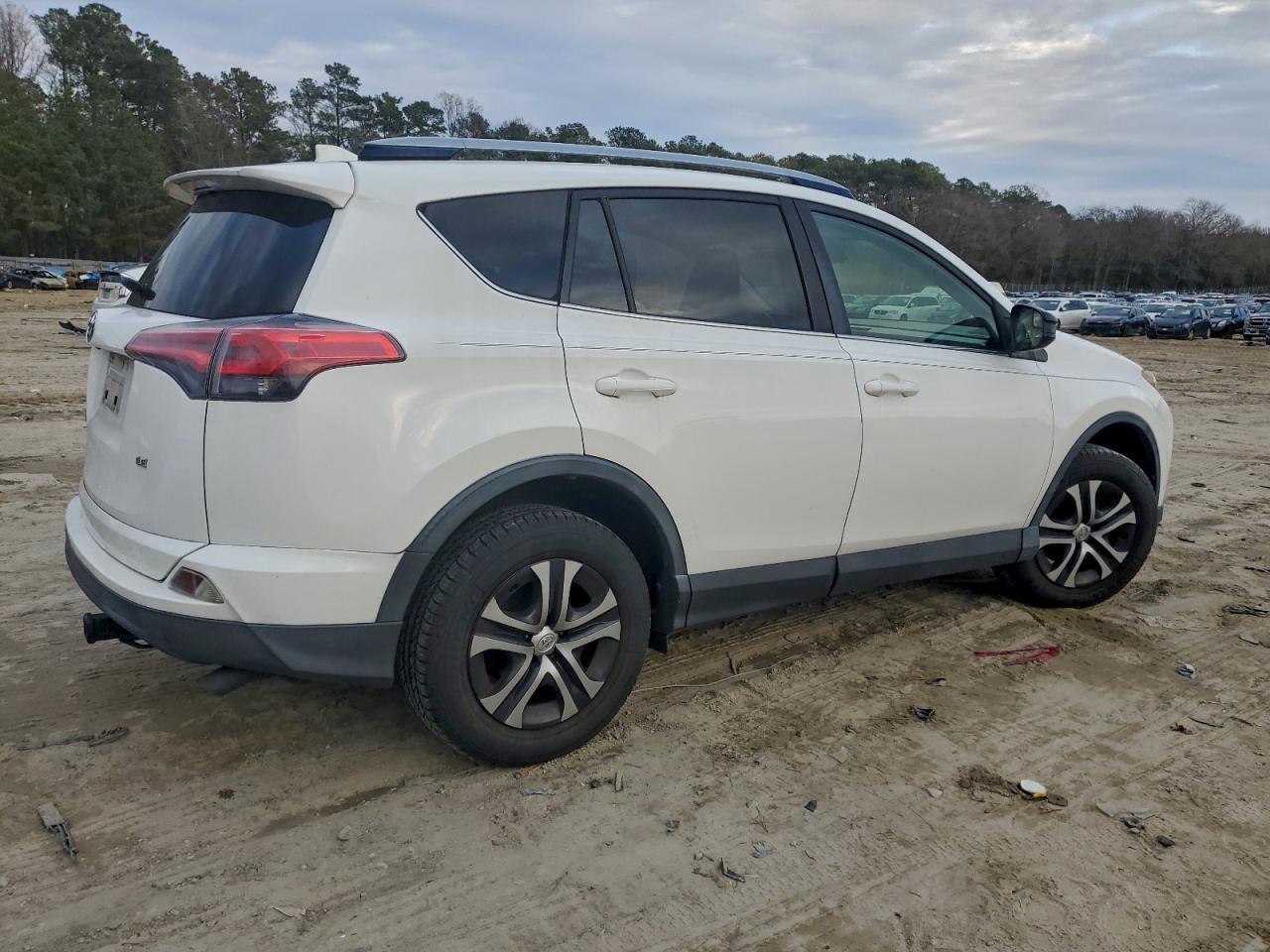 2017 Toyota Rav4 Le - zdjęcie 3