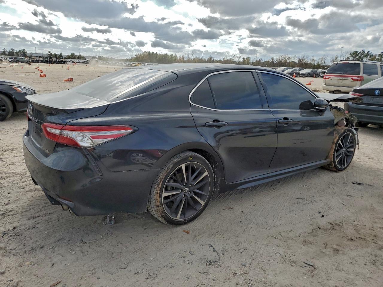 2018 Toyota Camry Xse - zdjęcie 3