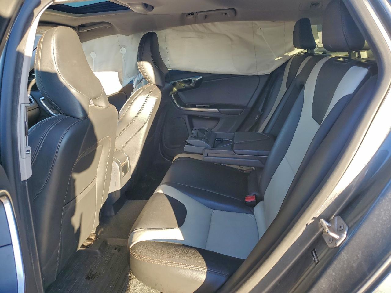 2017 Volvo V60 Cross Country Premier - zdjęcie 10