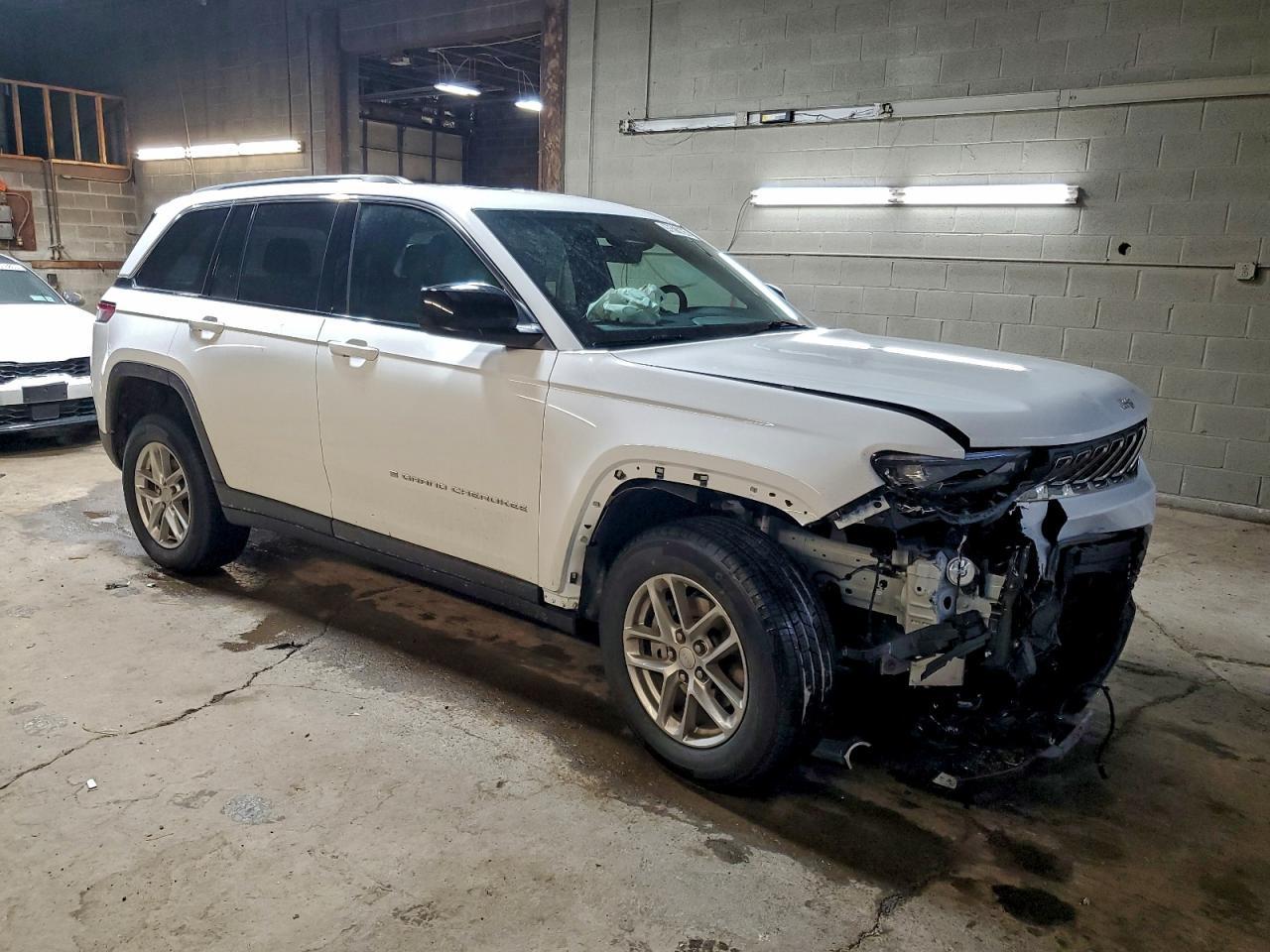 2025 Jeep Grand Cherokee Laredo - zdjęcie 4