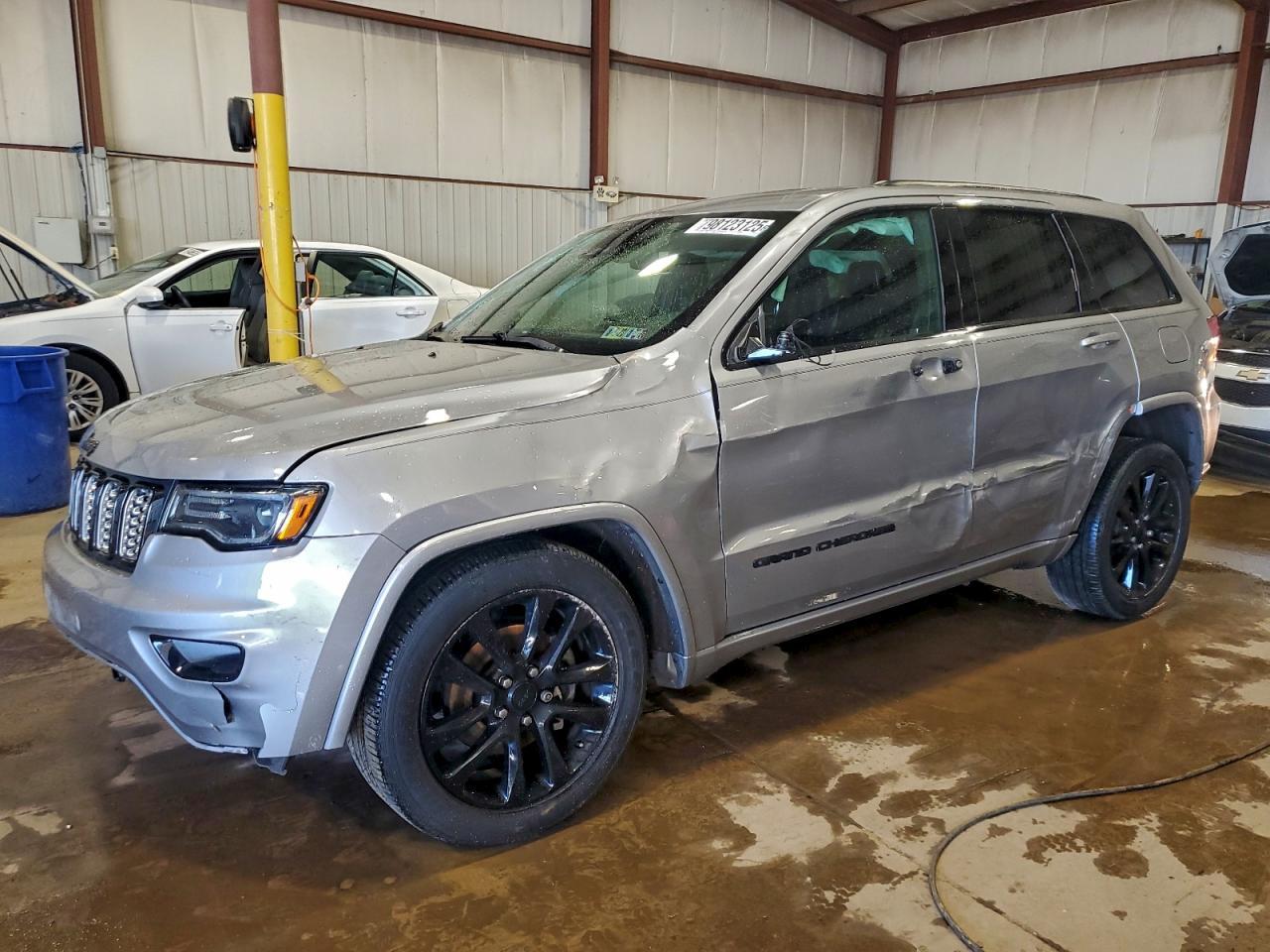 2020 Jeep Grand Cherokee Laredo - zdjęcie główne