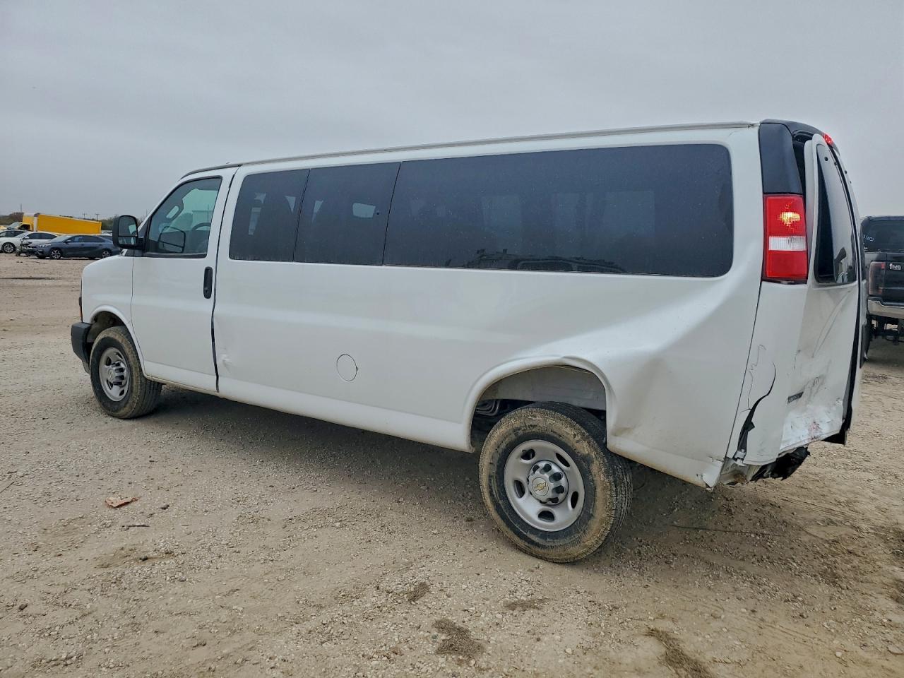 2025 Chevrolet Express G3500 Ls - zdjęcie 2