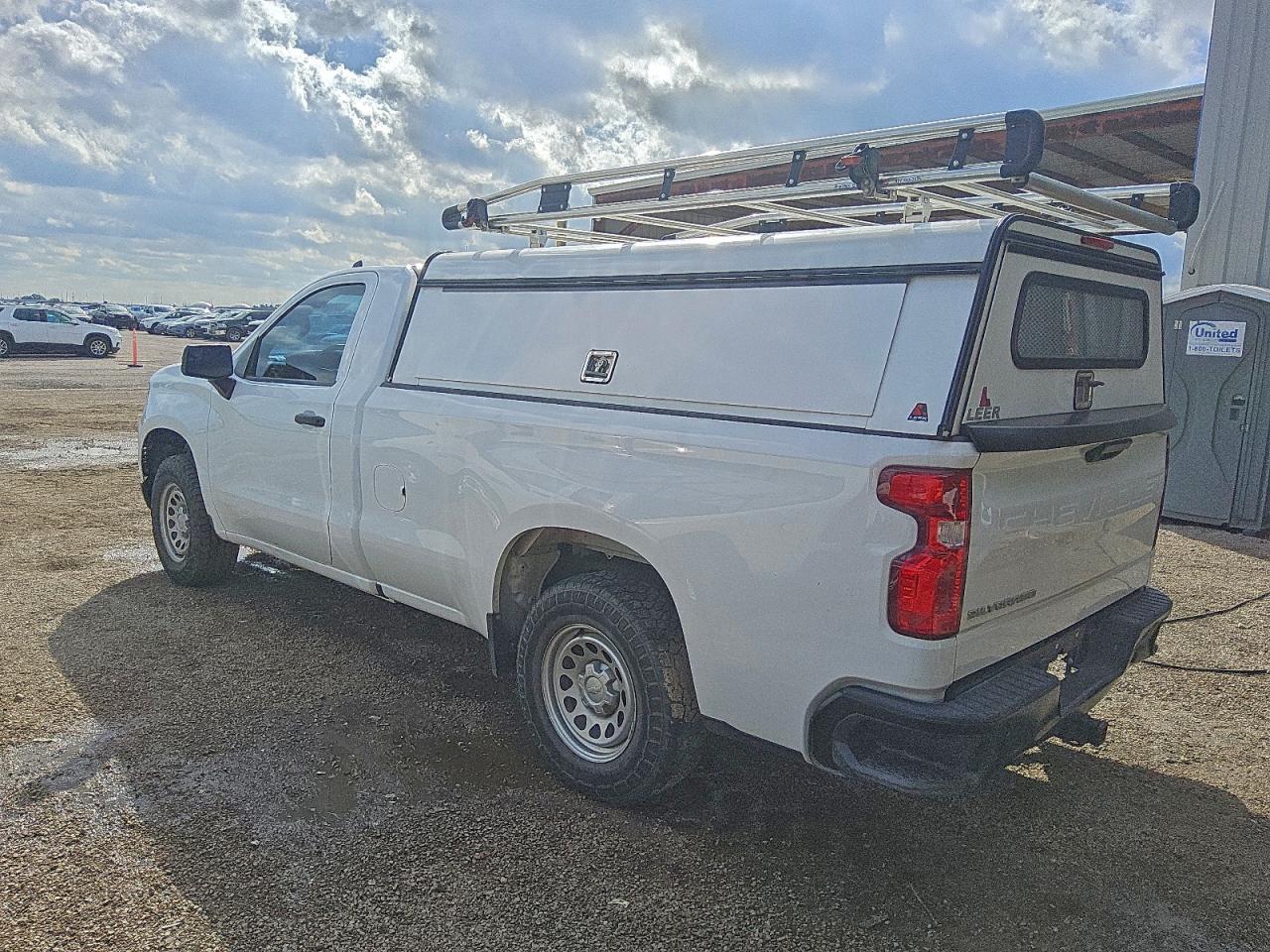 2022 Chevrolet Silverado C1500 - zdjęcie 2
