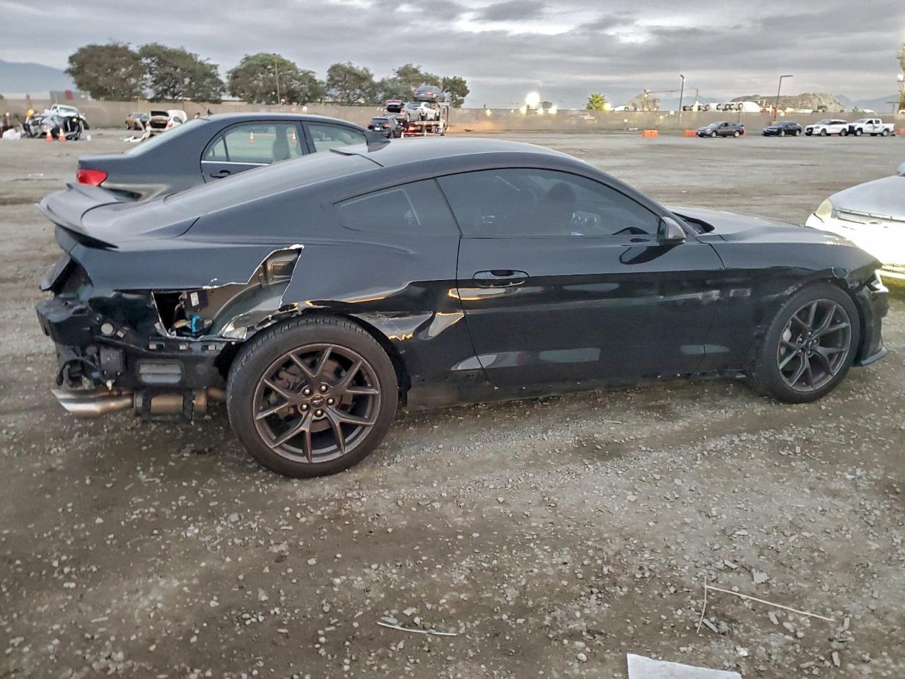 2020 Ford Mustang - zdjęcie 3