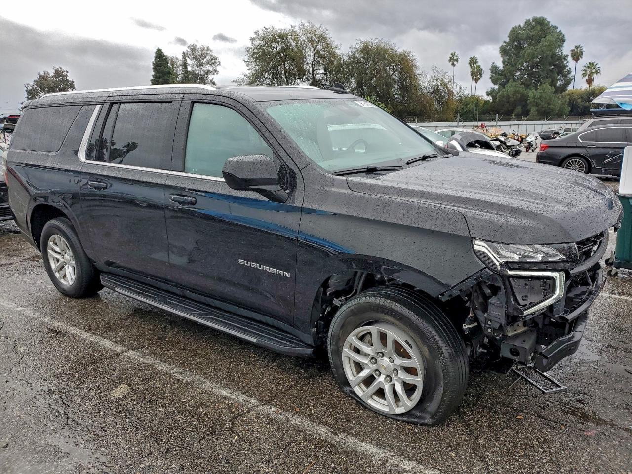 2023 Chevrolet Suburban C1500 Ls - zdjęcie 4