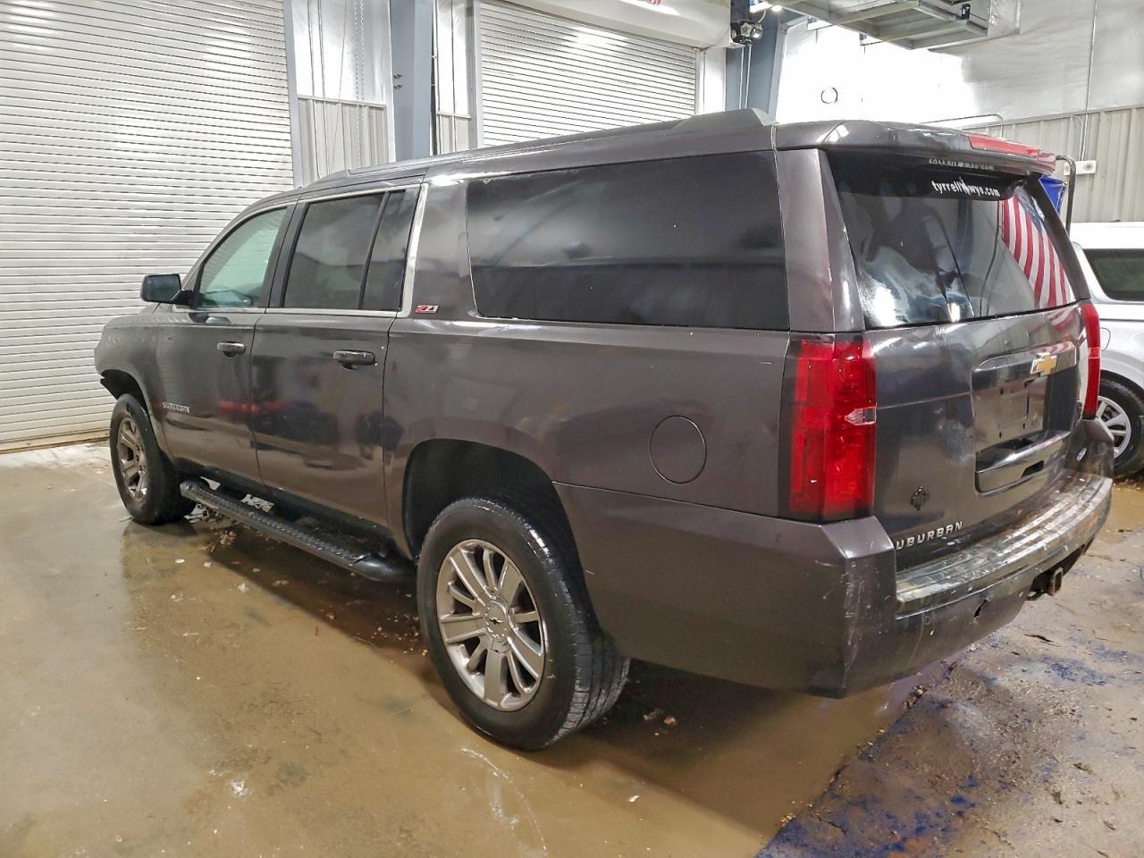 2017 Chevrolet Suburban K1500 Lt - zdjęcie 2