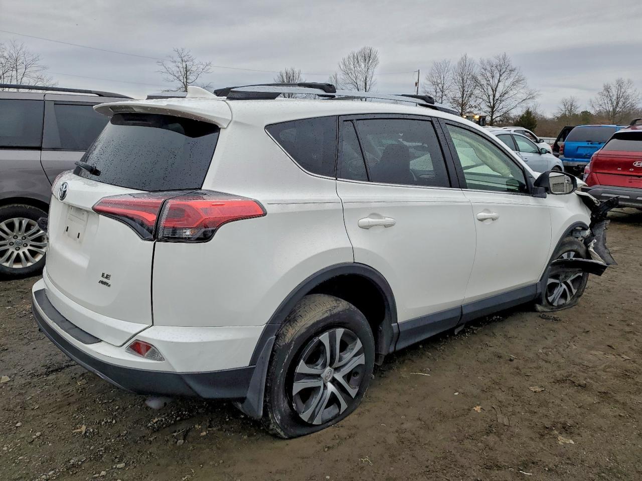 2017 Toyota Rav4 Le - zdjęcie 3
