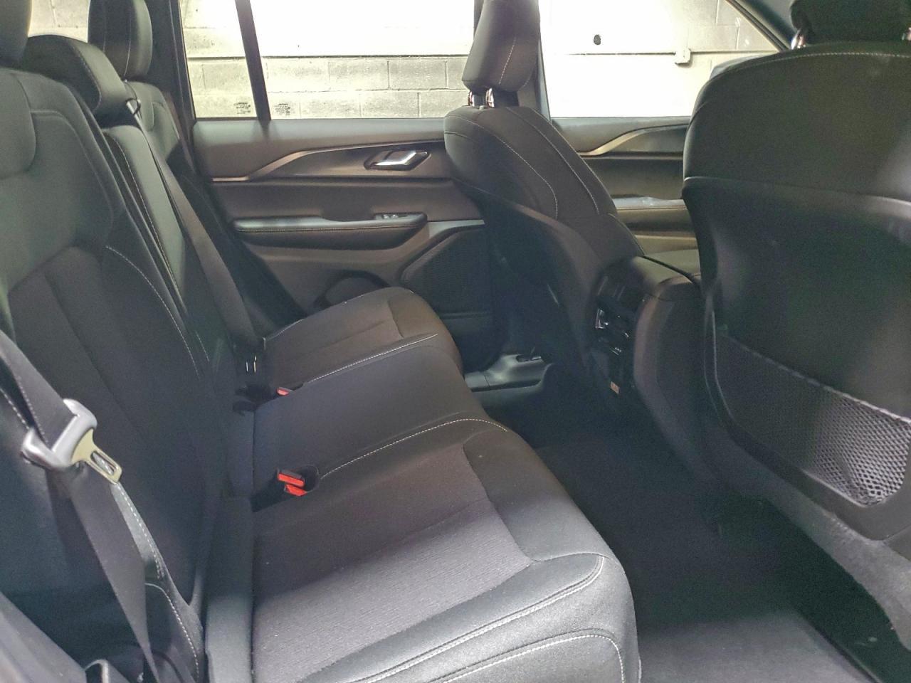 2025 Jeep Grand Cherokee Laredo - zdjęcie 11