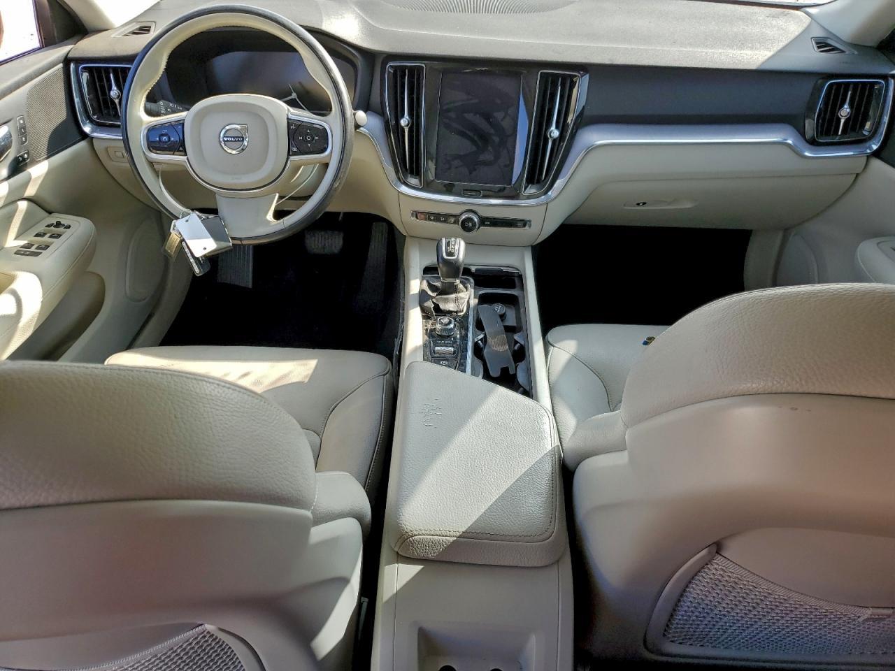 2020 Volvo S60 T5 Momentum - zdjęcie 8