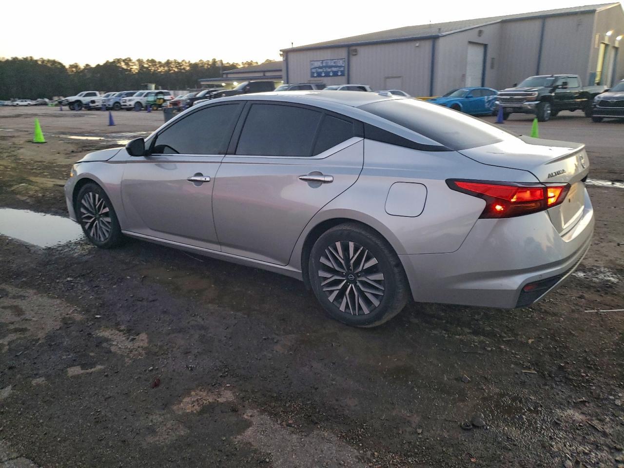 2024 Nissan Altima Sv - zdjęcie 2