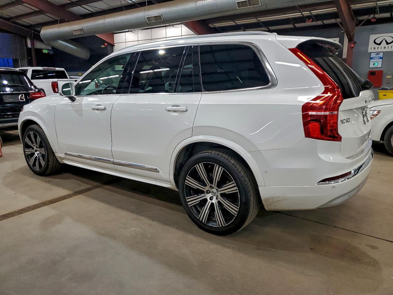2022 Volvo XC90 - zdjęcie 2