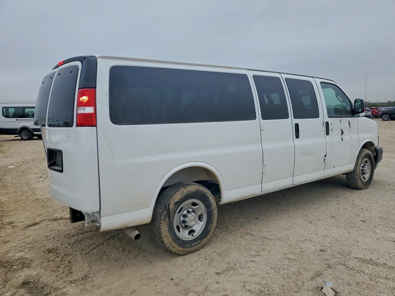2025 Chevrolet Express G3500 Ls - zdjęcie 3
