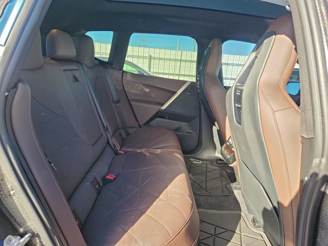 2022 BMW Ix xDrive50 - zdjęcie 11