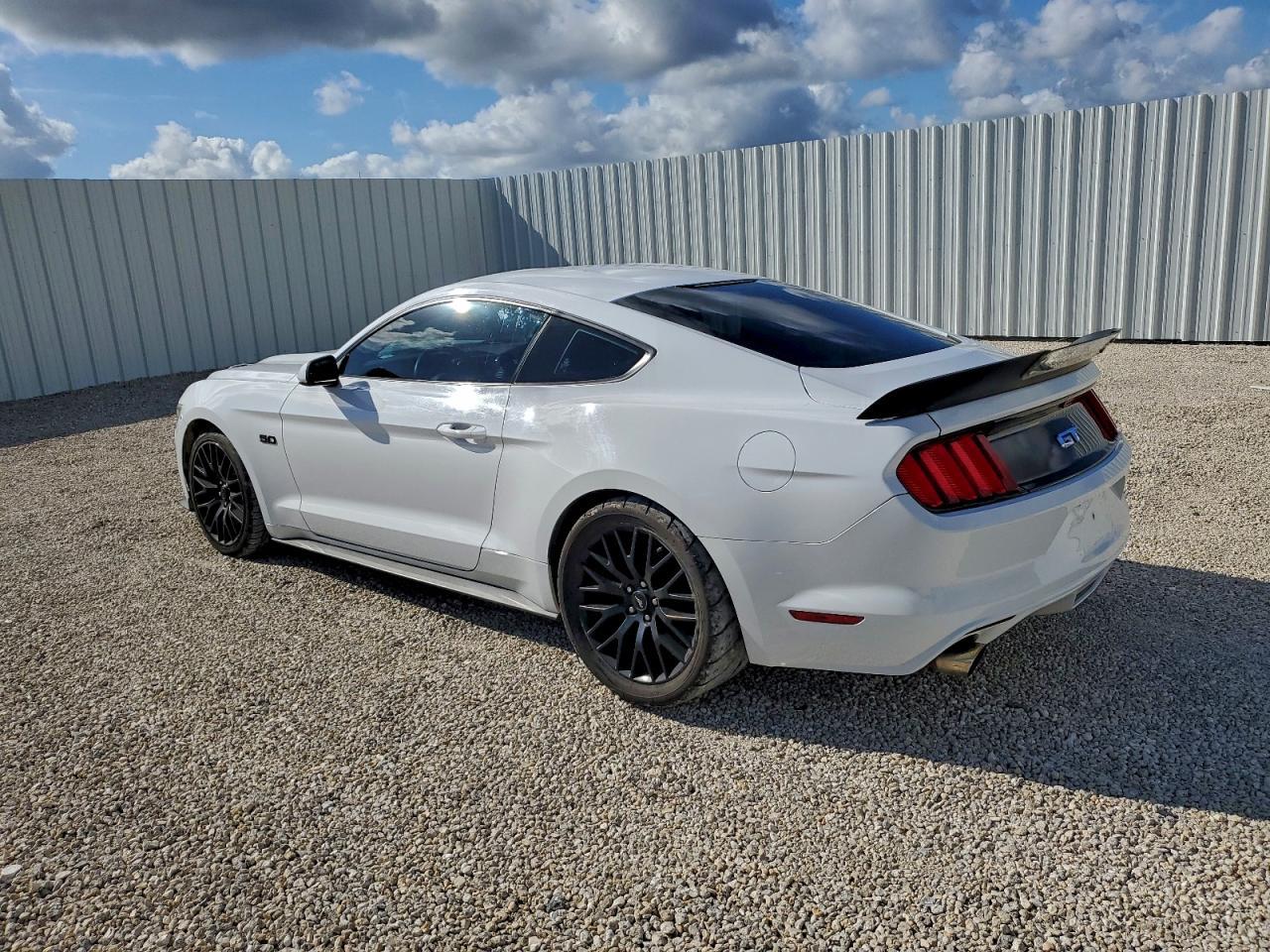 Ford Mustang - zdjęcie 2