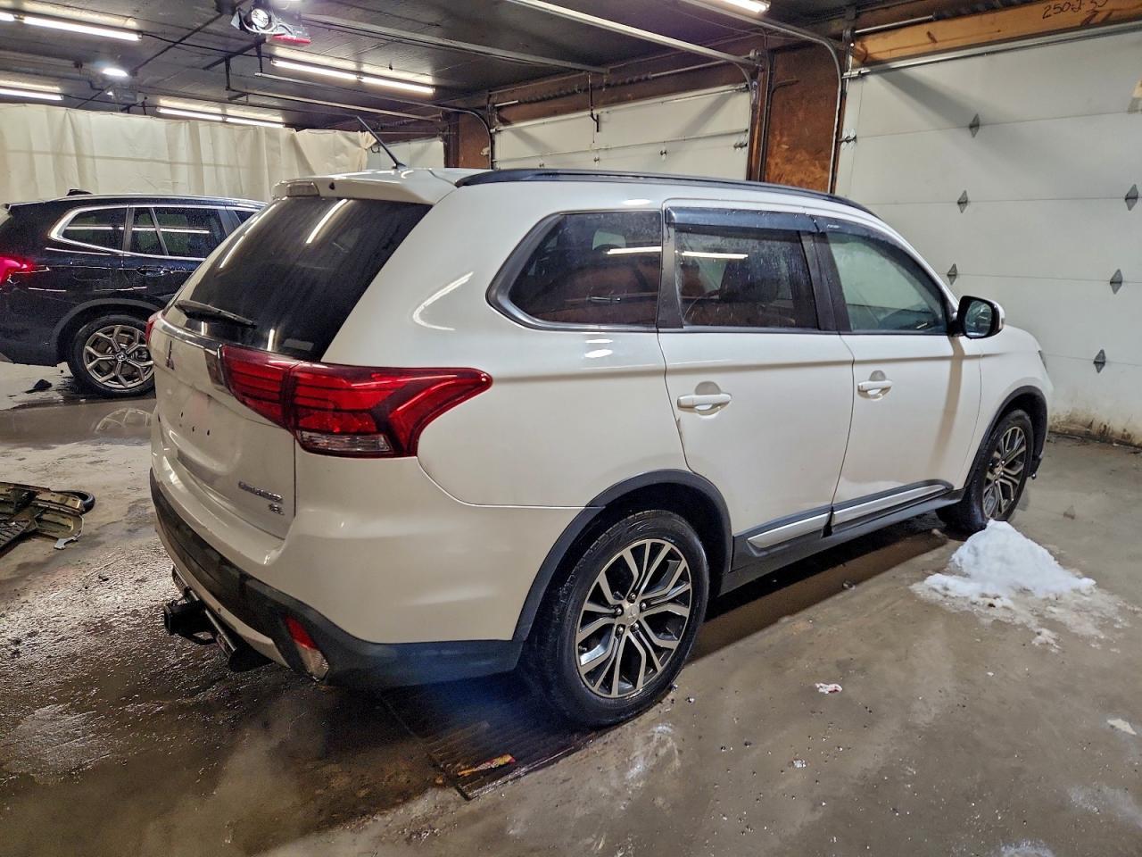2016 Mitsubishi Outlander Se - zdjęcie 3