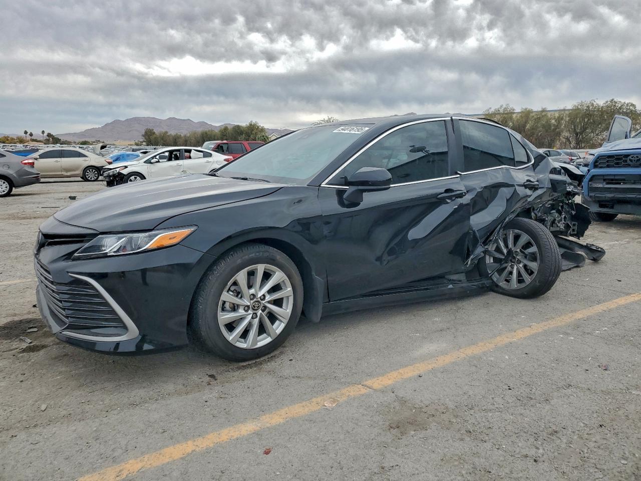 2023 Toyota Camry Le - zdjęcie główne