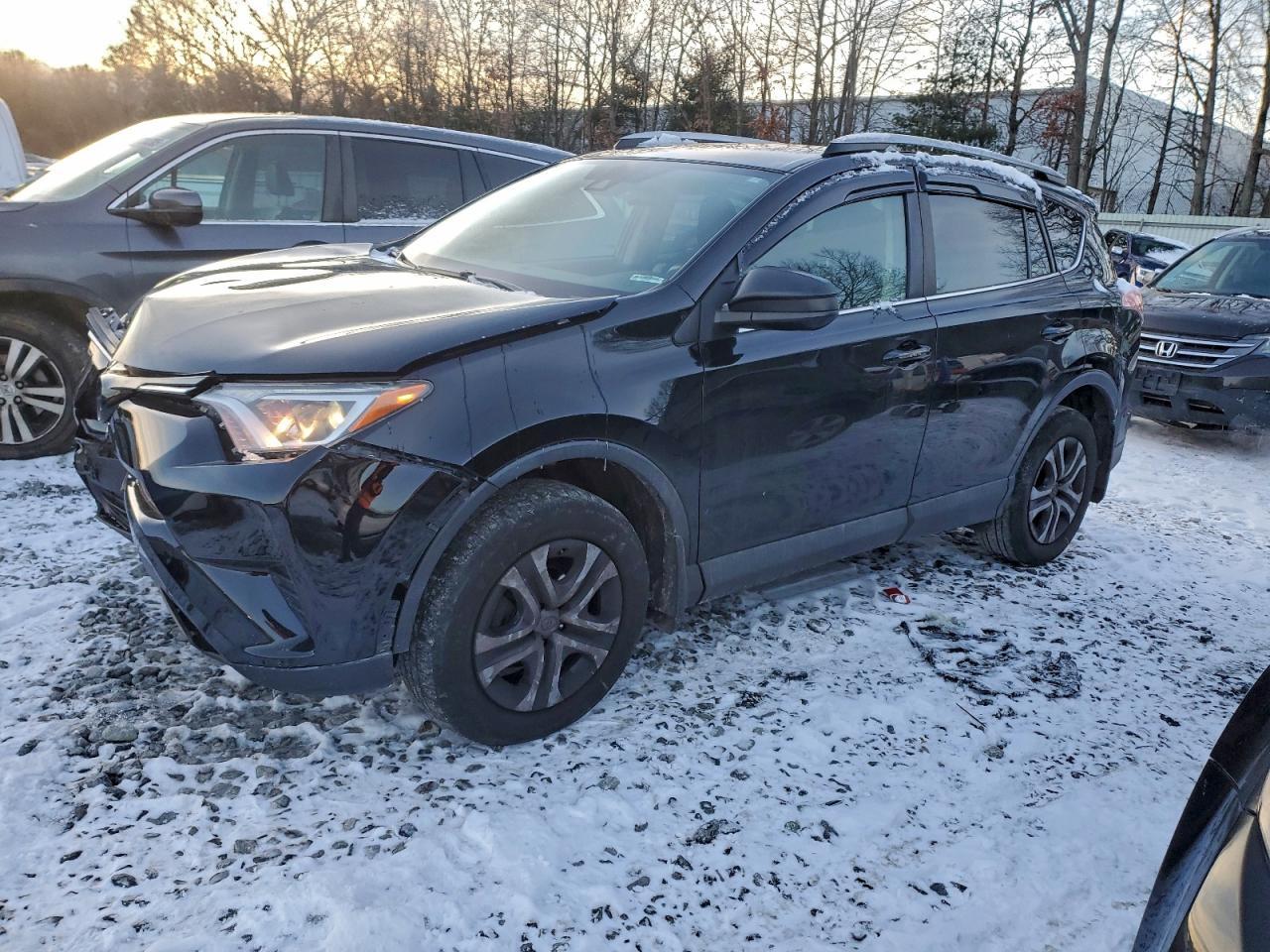 2017 Toyota Rav4 Le - zdjęcie główne