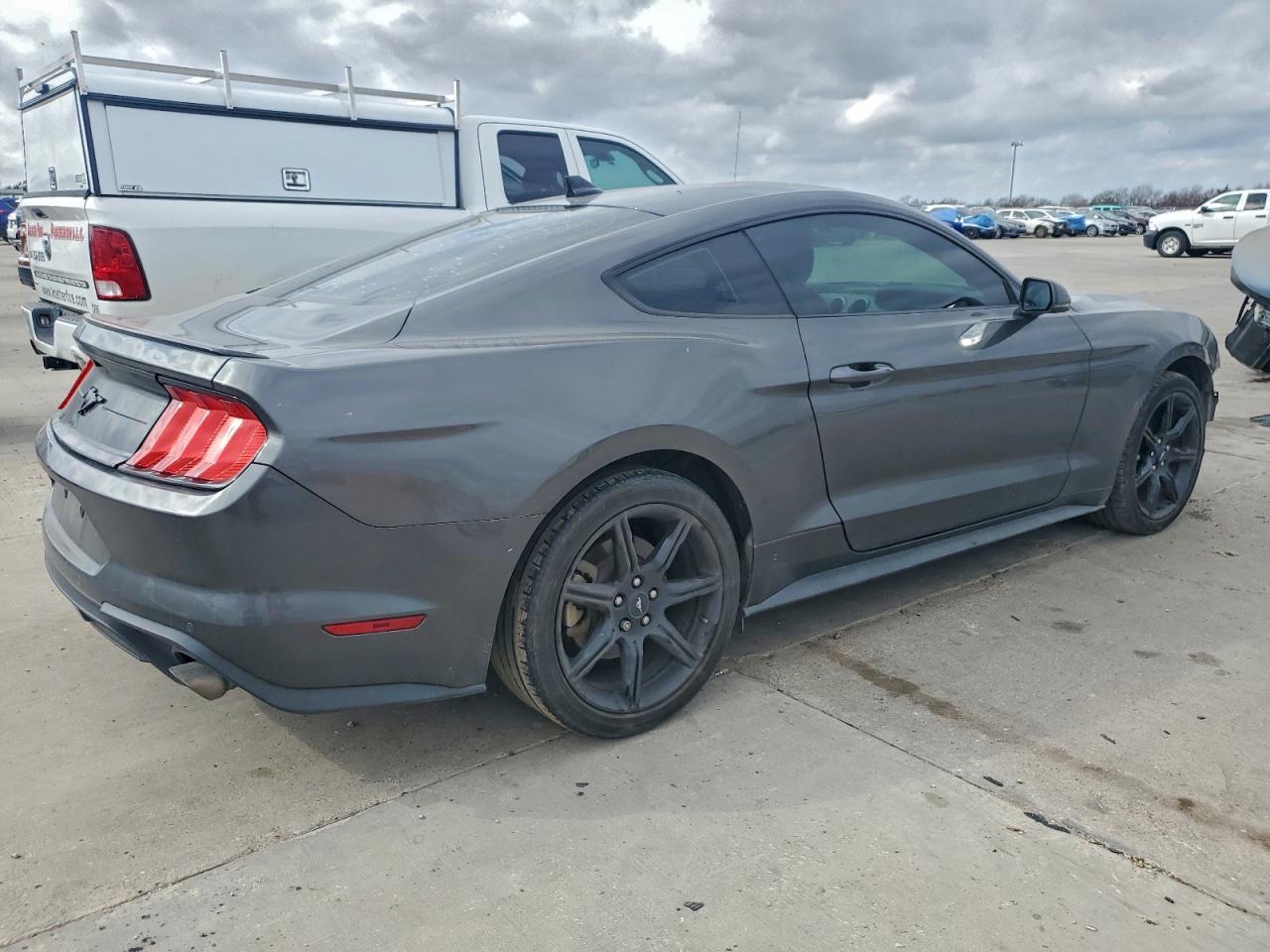 Ford Mustang - zdjęcie 3