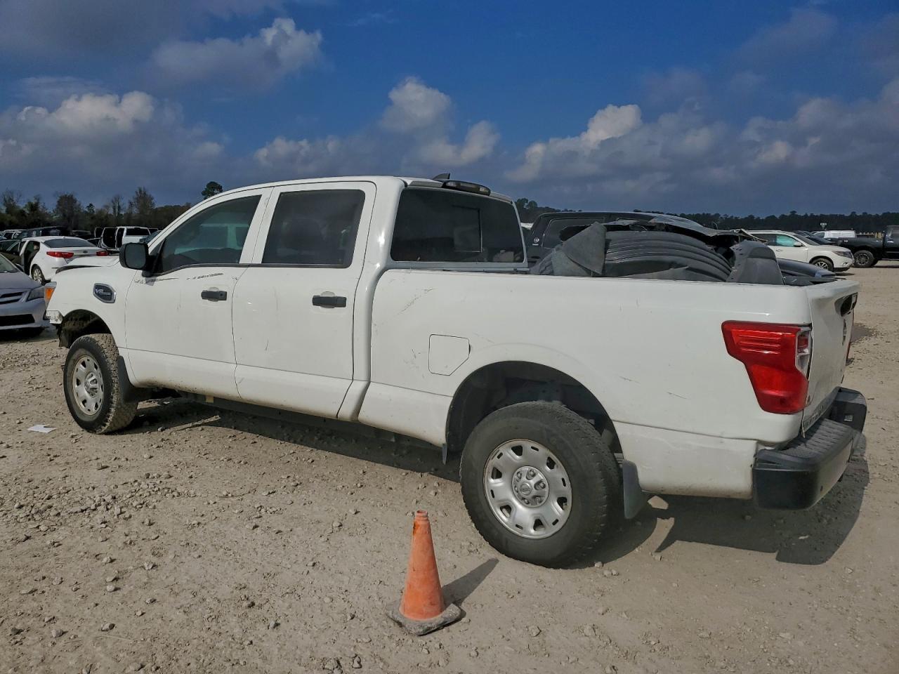 2022 Nissan Titan Xd S - zdjęcie 2