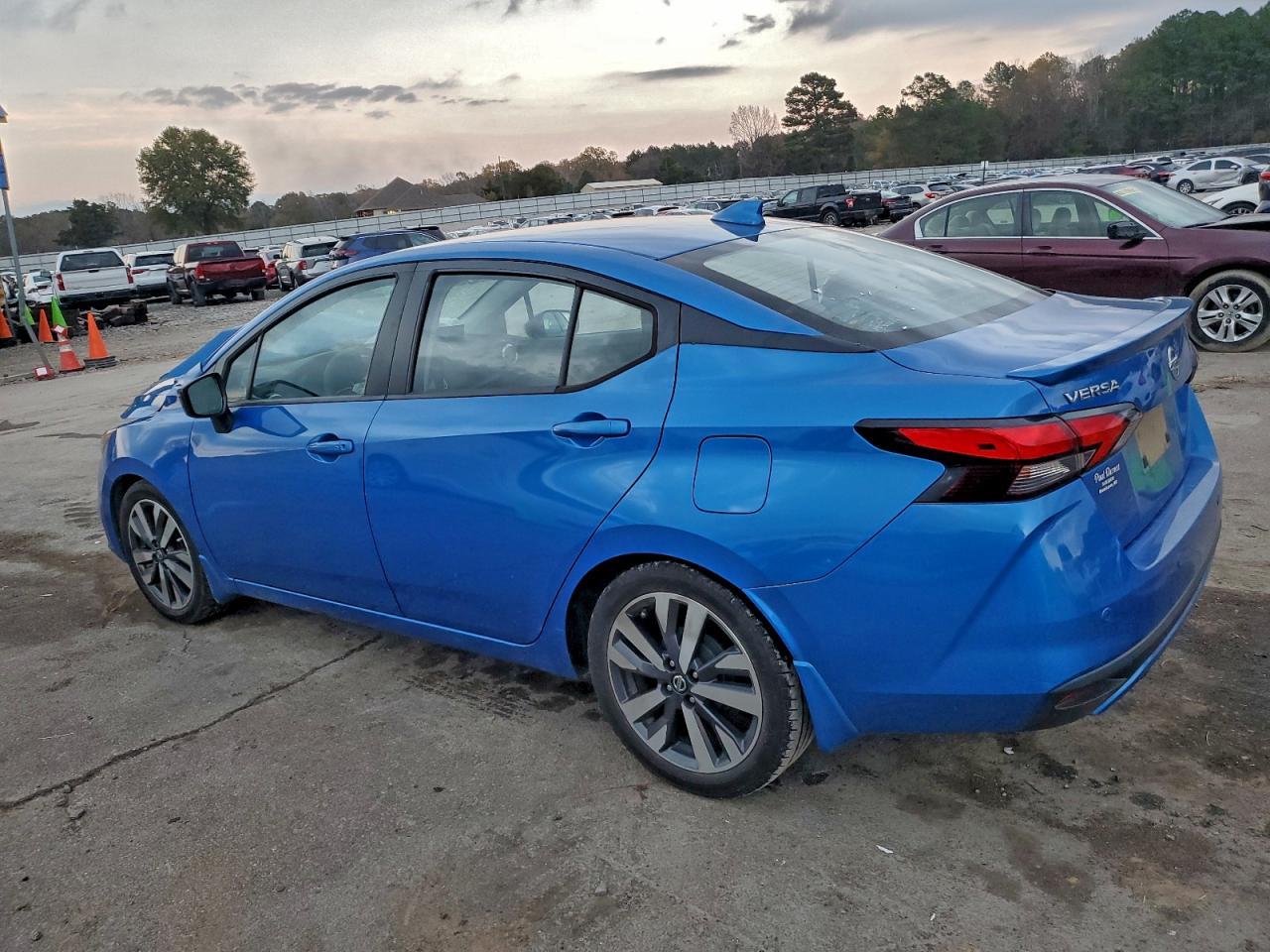 2020 Nissan Versa Sr - zdjęcie 2