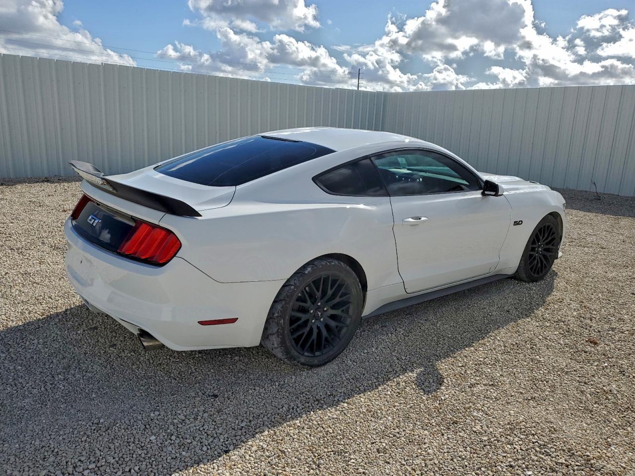 Ford Mustang - zdjęcie 3