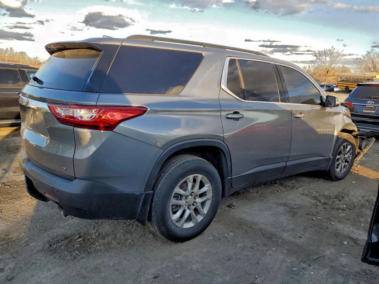 2021 Chevrolet Traverse Lt - zdjęcie 3