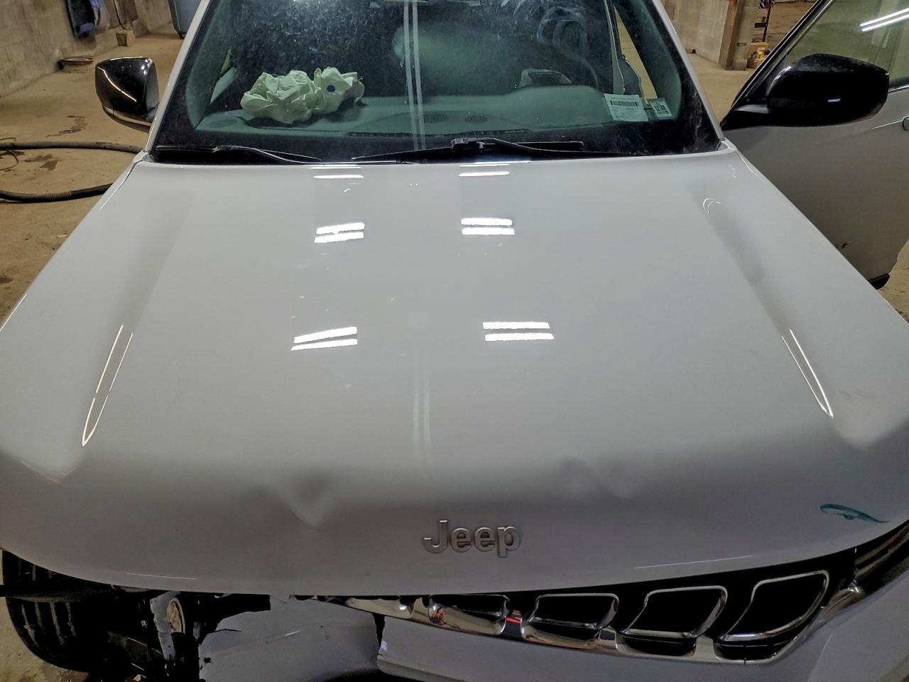 2025 Jeep Grand Cherokee Laredo - zdjęcie 12