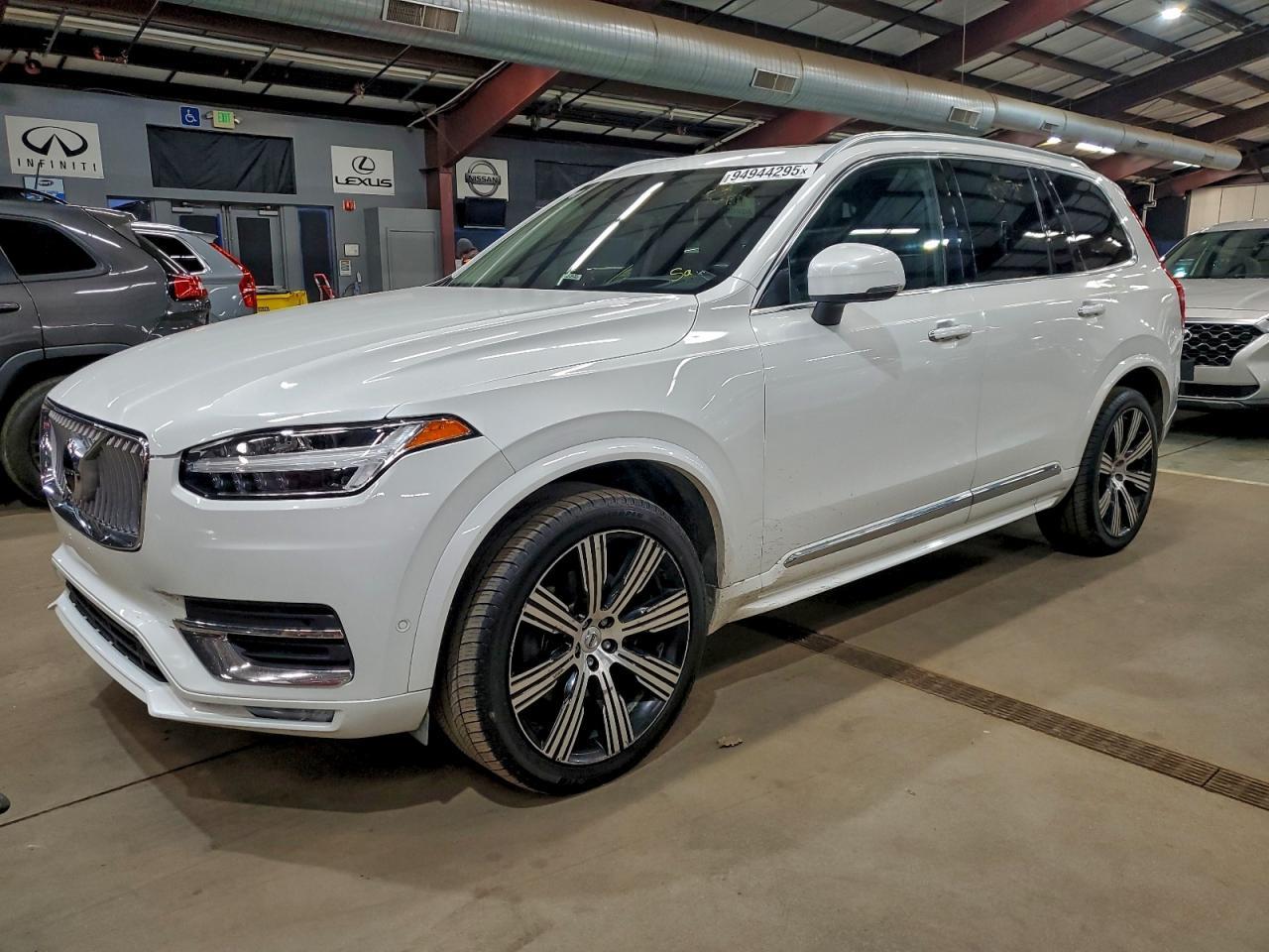 2022 Volvo XC90 - zdjęcie główne