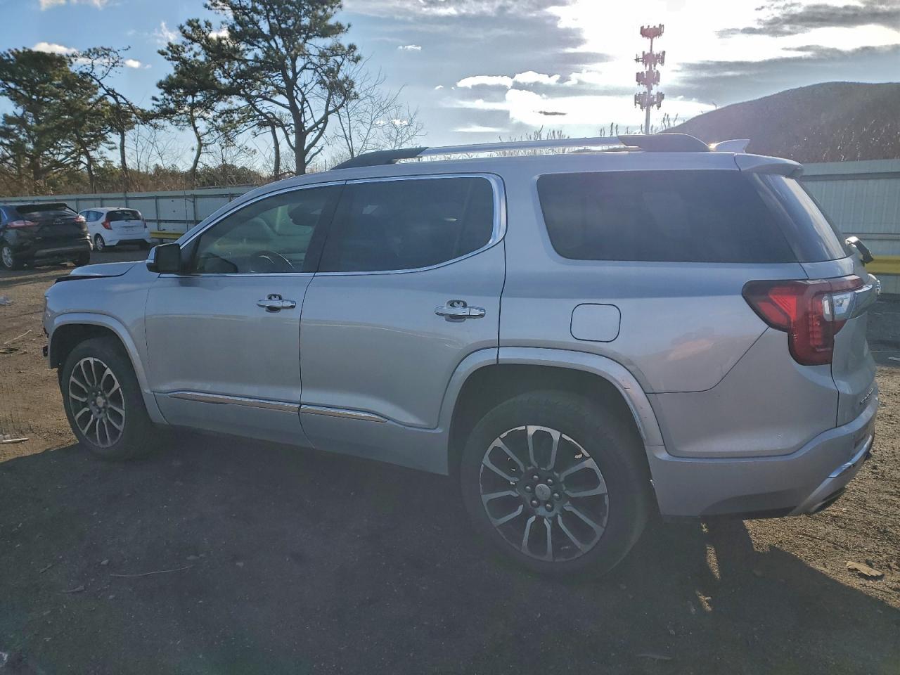 2020 GMC Acadia Denali - zdjęcie 2