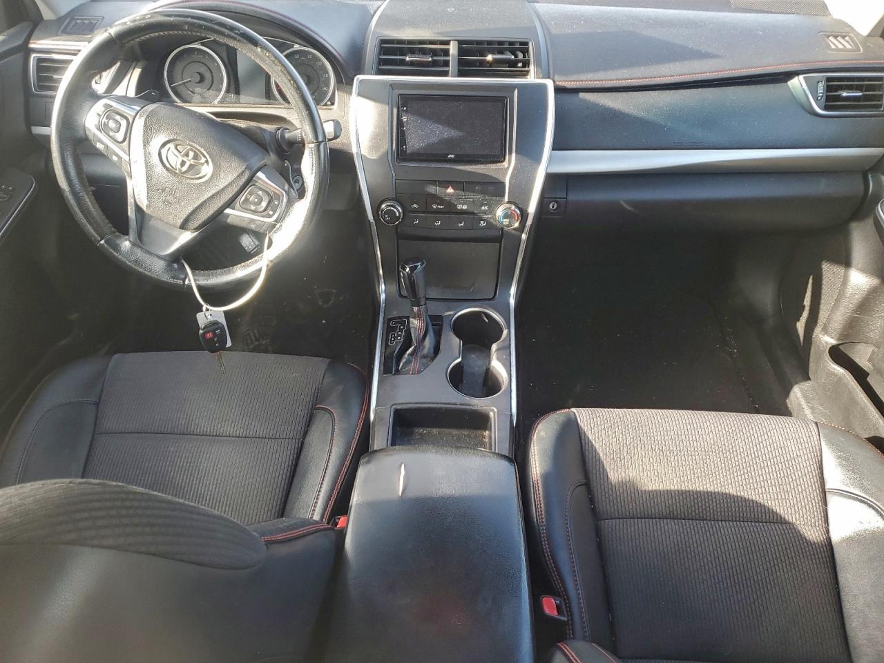 2016 Toyota Camry Le - zdjęcie 8