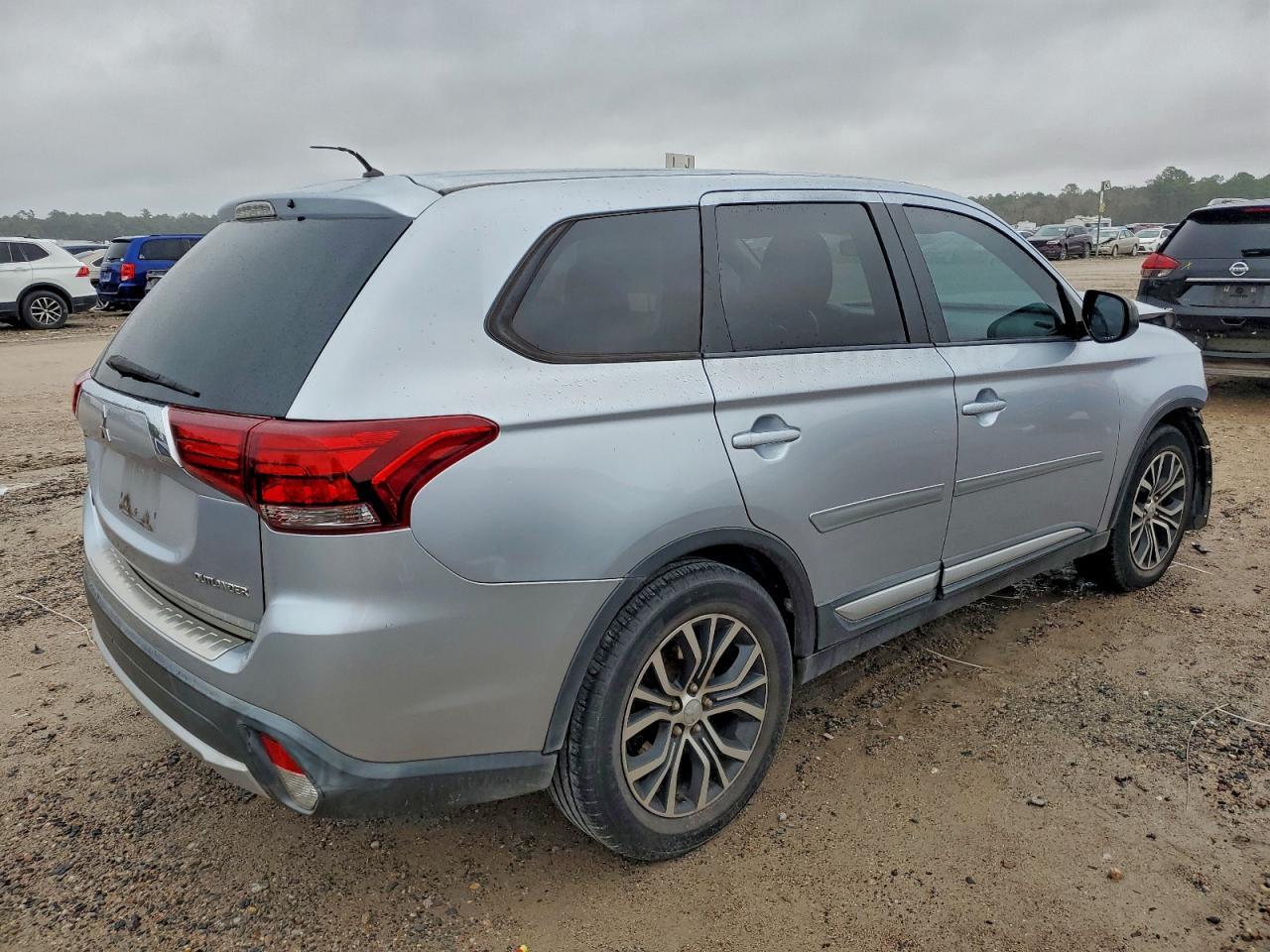 2016 Mitsubishi Outlander Es - zdjęcie 3