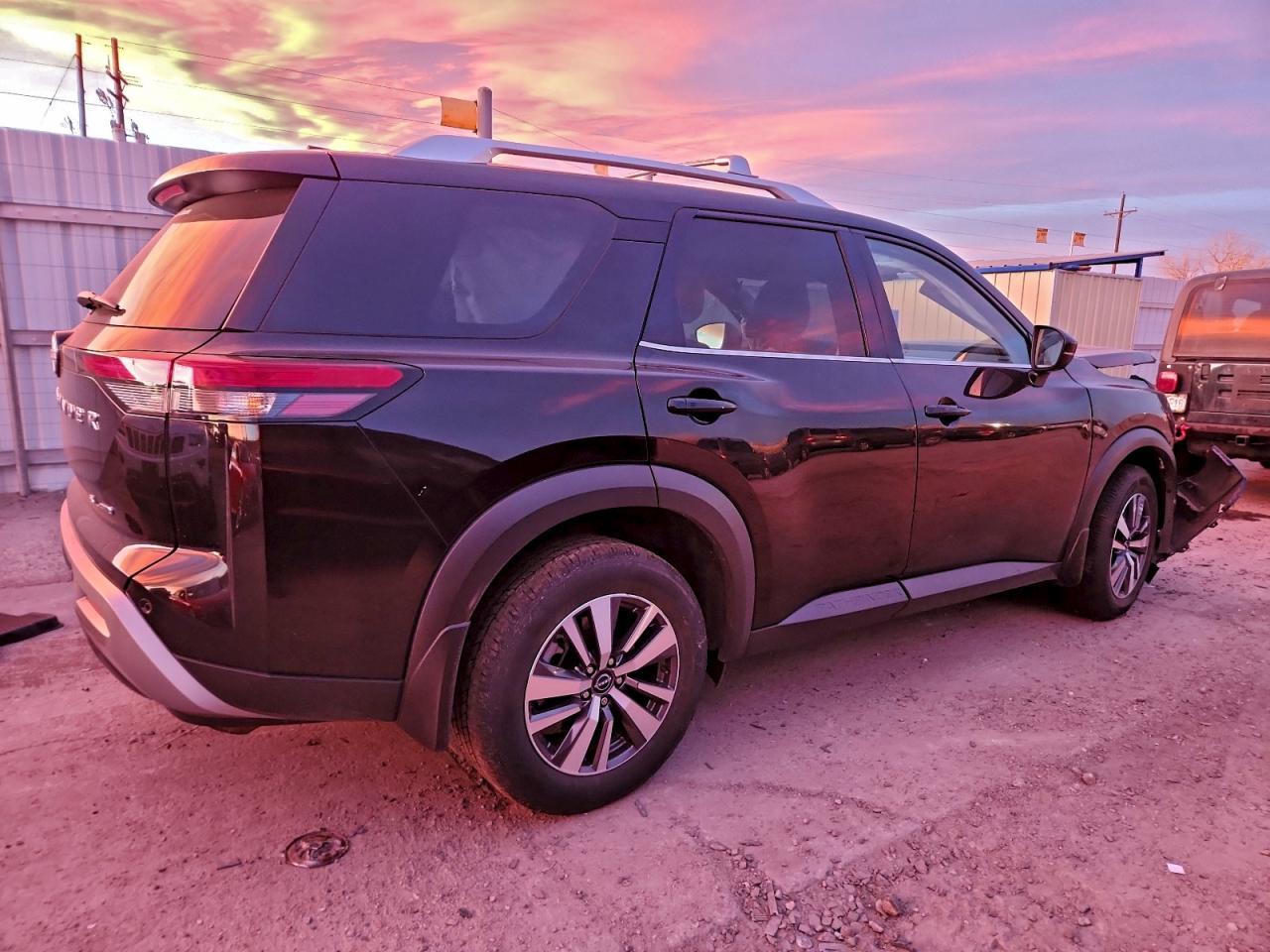 2023 Nissan Pathfinder Sl - zdjęcie 3
