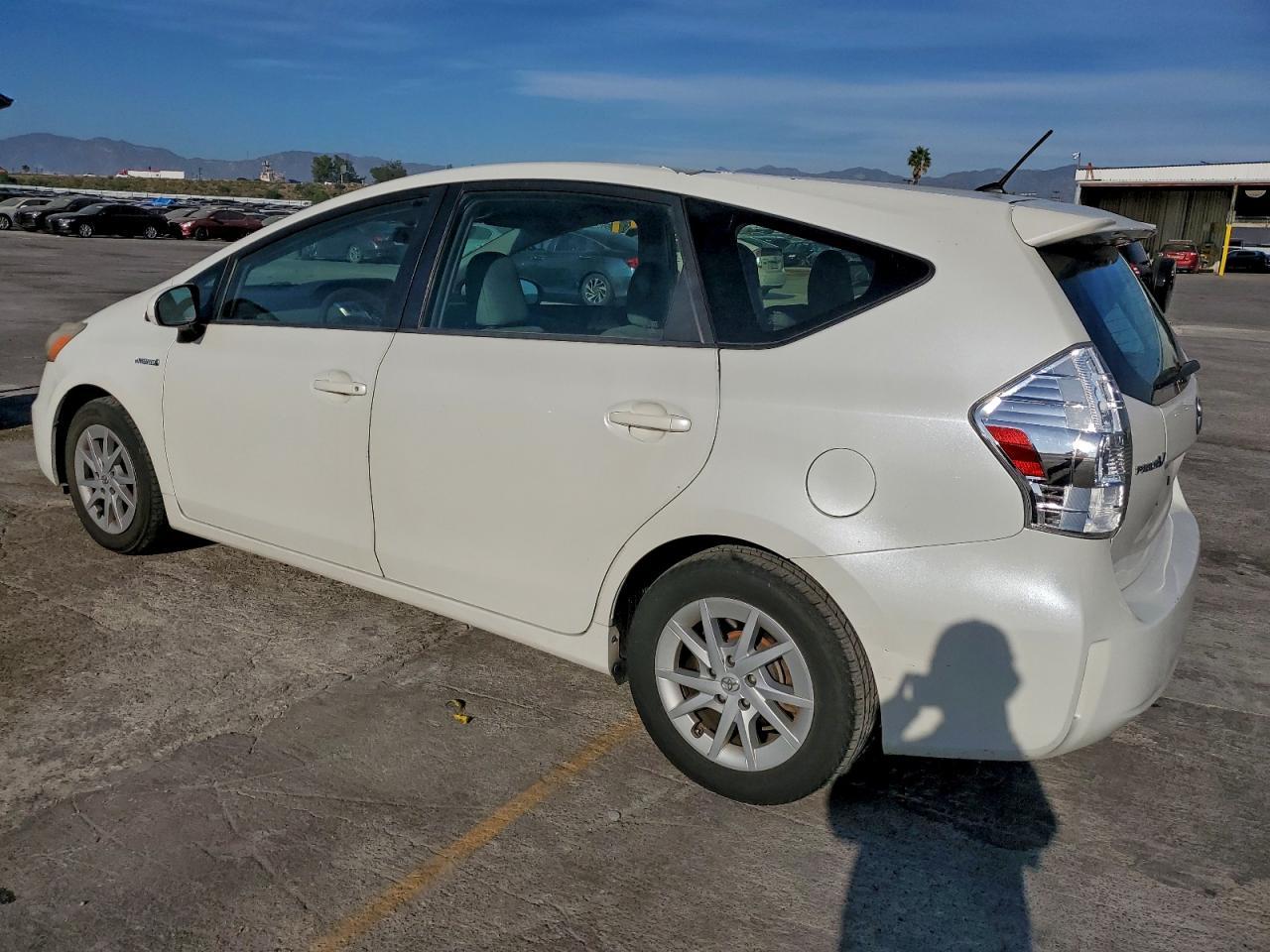 2014 Toyota Prius V - zdjęcie 2